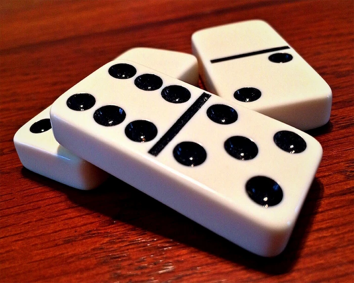 Ưu tiên đánh xuống các thẻ domino có số chấm lớn