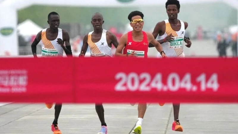 Sự nghiệp của kỷ lục gia marathon Trung Quốc