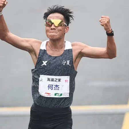 Kỷ lục gia marathon Trung Quốc – Niềm tự hào quốc gia to lớn
